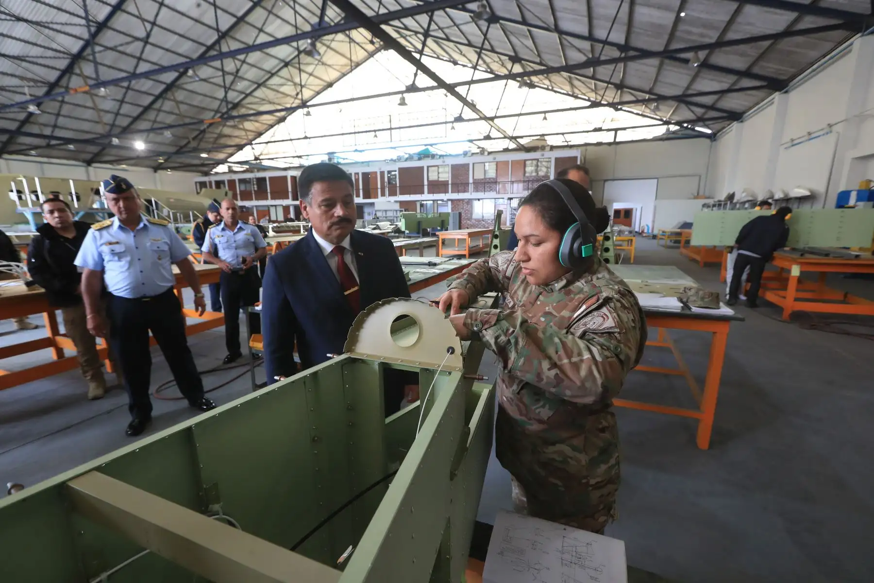 El ministro de Defensa, Daniel Barragán, visitó hoy el Servicio de Mantenimiento del Perú - SEMAN SAC, para constatar las capacidades de los servicios en mantenimiento y reparación de las aeronaves. Foto: ANDINA/Mindef