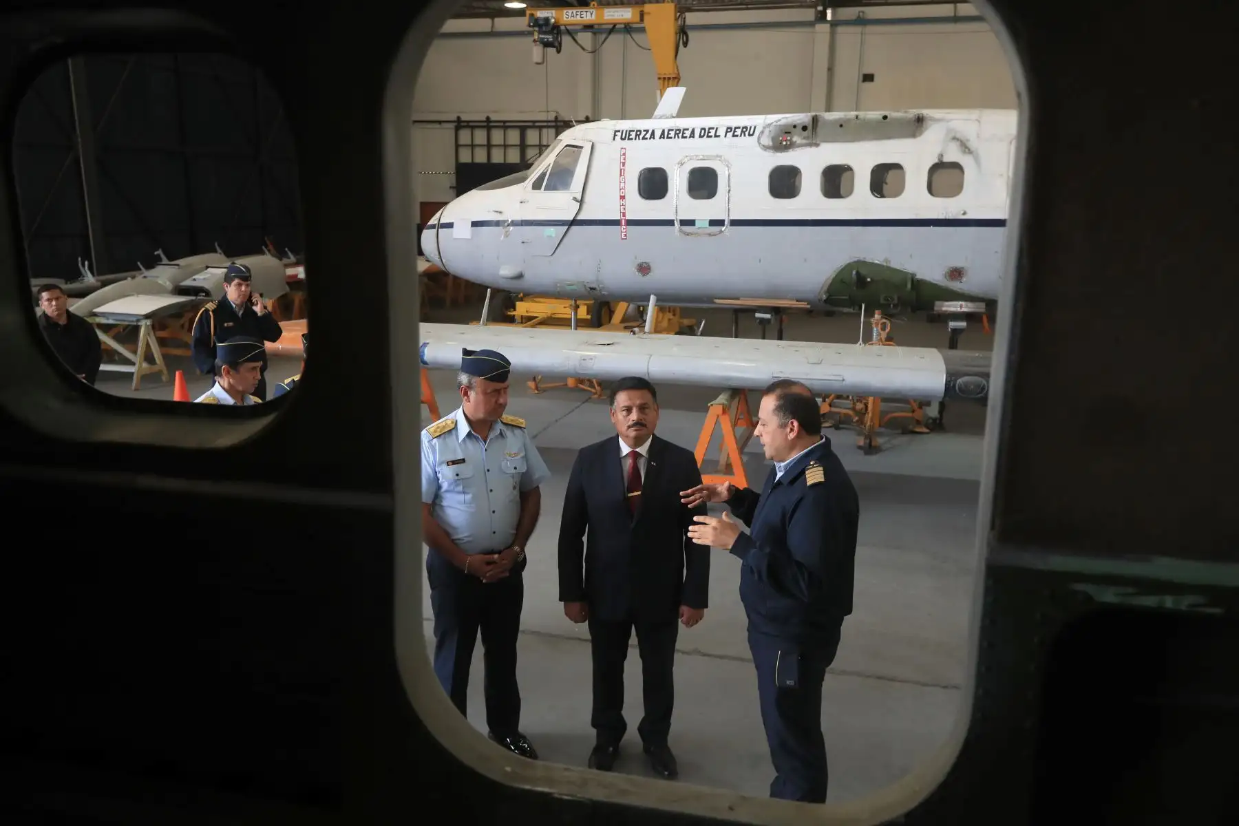 El ministro de Defensa, Daniel Barragán, visitó hoy el Servicio de Mantenimiento del Perú - SEMAN SAC, para constatar las capacidades de los servicios en mantenimiento y reparación de las aeronaves. Foto: ANDINA/Mindef