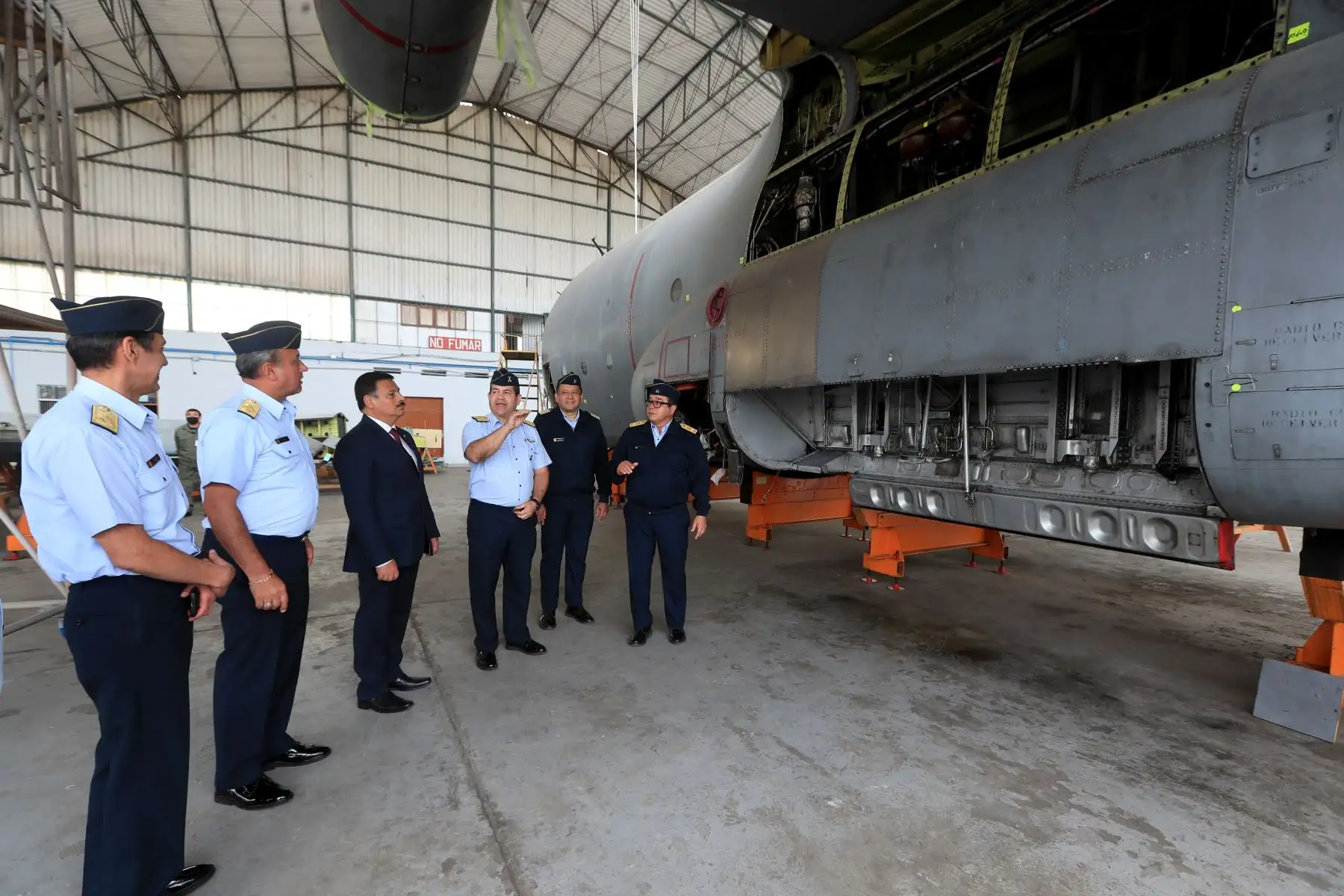 El ministro de Defensa, Daniel Barragán, visitó hoy el Servicio de Mantenimiento del Perú - SEMAN SAC, para constatar las capacidades de los servicios en mantenimiento y reparación de las aeronaves. Foto: ANDINA/Mindef