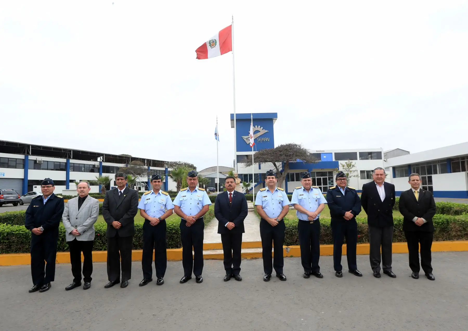 El ministro de Defensa, Daniel Barragán, visitó hoy el Servicio de Mantenimiento del Perú - SEMAN SAC, para constatar las capacidades de los servicios en mantenimiento y reparación de las aeronaves. Foto: ANDINA/Mindef