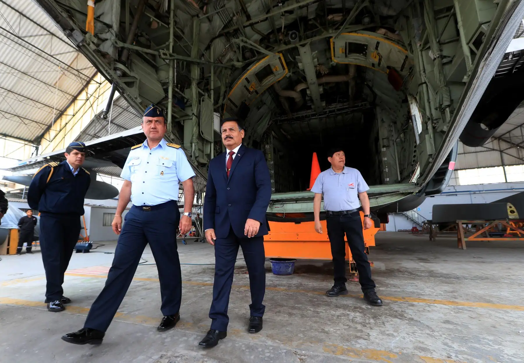 El ministro de Defensa, Daniel Barragán, visitó hoy el Servicio de Mantenimiento del Perú - SEMAN SAC, para constatar las capacidades de los servicios en mantenimiento y reparación de las aeronaves. Foto: ANDINA/Mindef