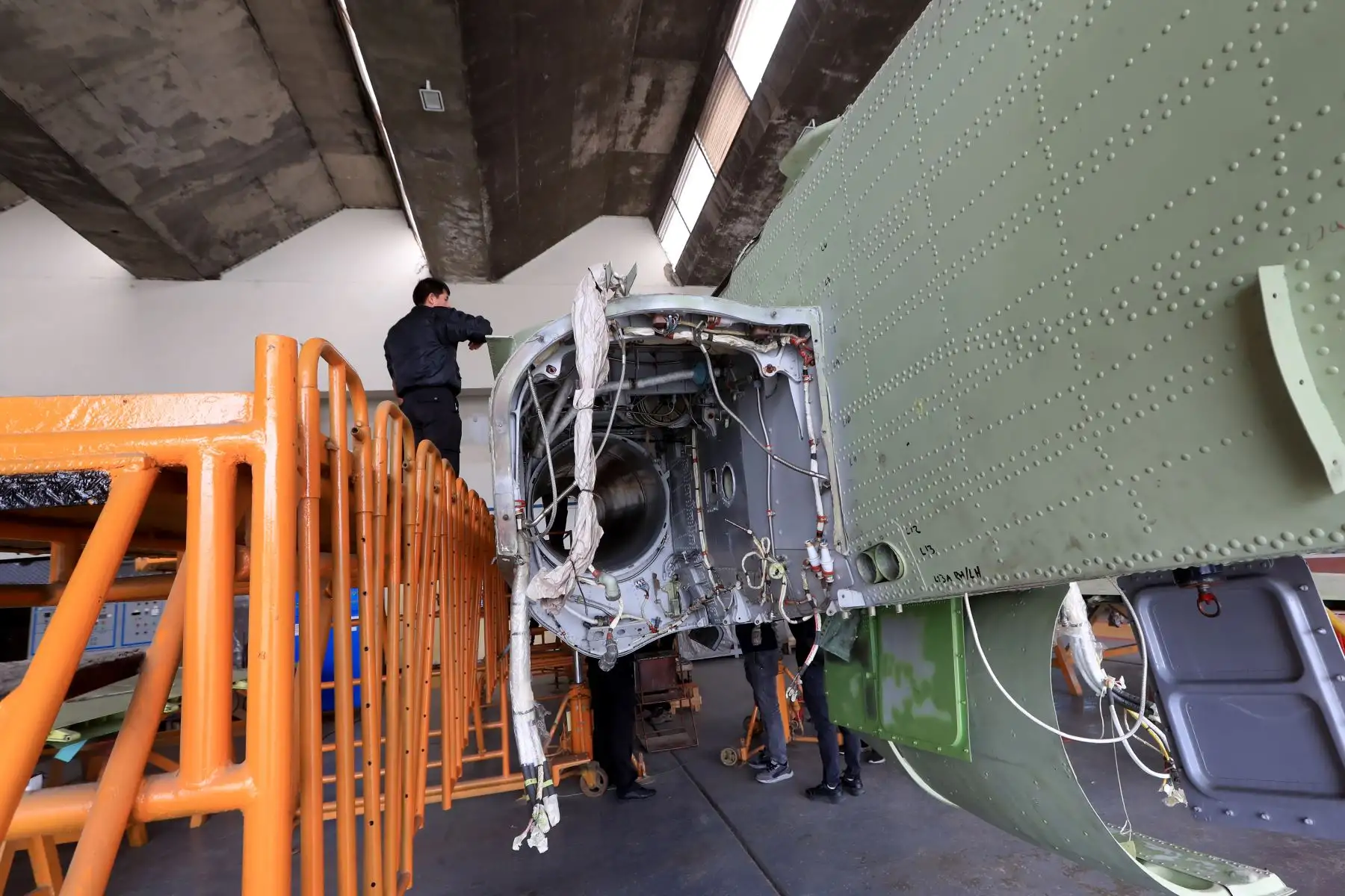 El ministro de Defensa, Daniel Barragán, visitó hoy el Servicio de Mantenimiento del Perú - SEMAN SAC, para constatar las capacidades de los servicios en mantenimiento y reparación de las aeronaves. Foto: ANDINA/Mindef