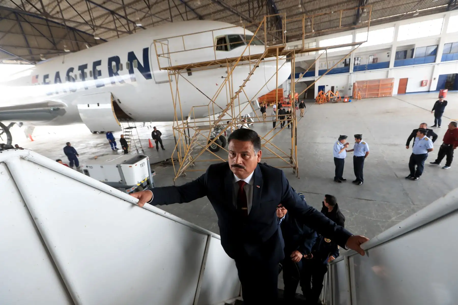El ministro de Defensa, Daniel Barragán, visitó hoy el Servicio de Mantenimiento del Perú - SEMAN SAC, para constatar las capacidades de los servicios en mantenimiento y reparación de las aeronaves. Foto: ANDINA/Mindef