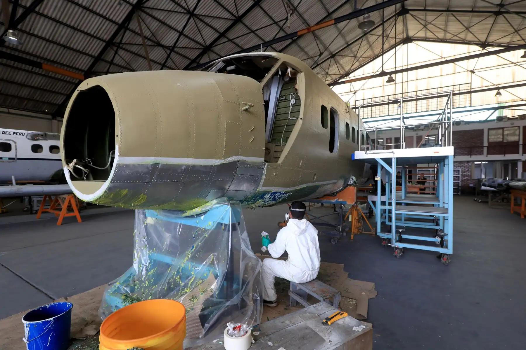 El ministro de Defensa, Daniel Barragán, visitó hoy el Servicio de Mantenimiento del Perú - SEMAN SAC, para constatar las capacidades de los servicios en mantenimiento y reparación de las aeronaves. Foto: ANDINA/Mindef
