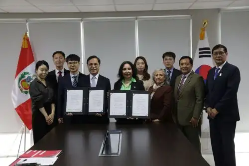 Los titulares y representantes del Instituto Nacional de Calidad (Inacal), y el Instituto de Investigación y Pruebas de Textiles (Korea Apparel Testing & Research Institute – KATRi) de República de Corea, muestran la firma del convenio para impulsar la industria textil peruana. Foto: Cortesía.