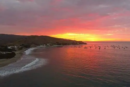 El distrito de Máncora, el balneario más emblemático de la costa norte peruana, celebra su 114 aniversario de creación política posicionado como un destino turístico donde es posible olvidarse del estrés citadino, descansar y recorrer sus apacibles playas de arena fina, bañarse en su cálido mar, practicar deportes náuticos, así como maravillarse con espléndidos amaneceres e inolvidables puestas del sol.