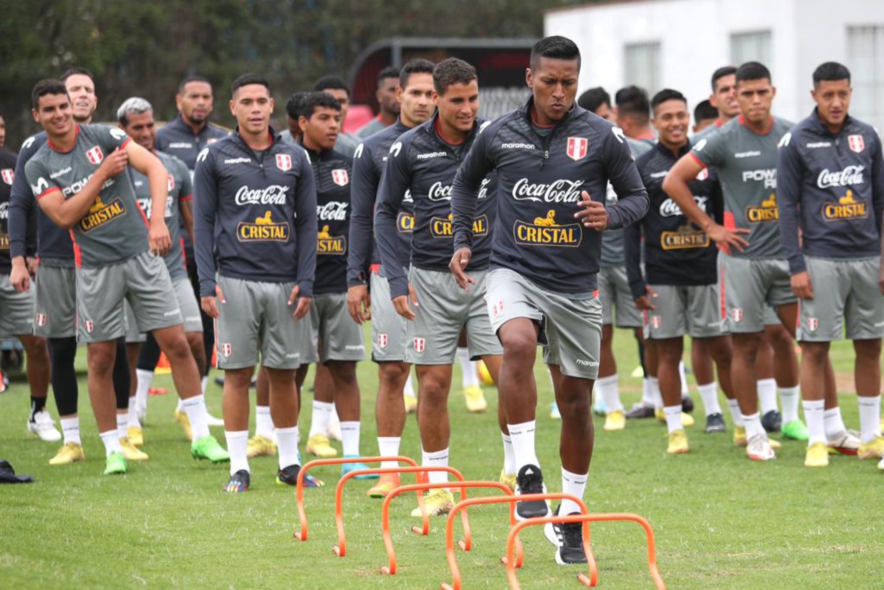 Pedro Aquino, de la selección peruana, realiza sus trabajos en el microciclo de entrenamientos previo a los amistosos internacionales ante Paraguay y Bolivia. Foto: FPF