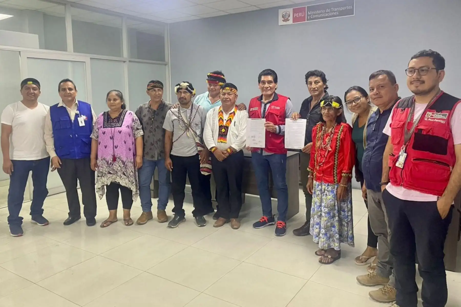 Representantes de la plataforma Cuatro Cuentas de Loreto, Acodecospat, Fediquep, Feconacor, Opikafre, y la comunidad nativa San José de Saramuro se reunieron con funcionarios del Minem, PCM y Defensoría del Pueblo en Iquitos. Foto: Cortesía.