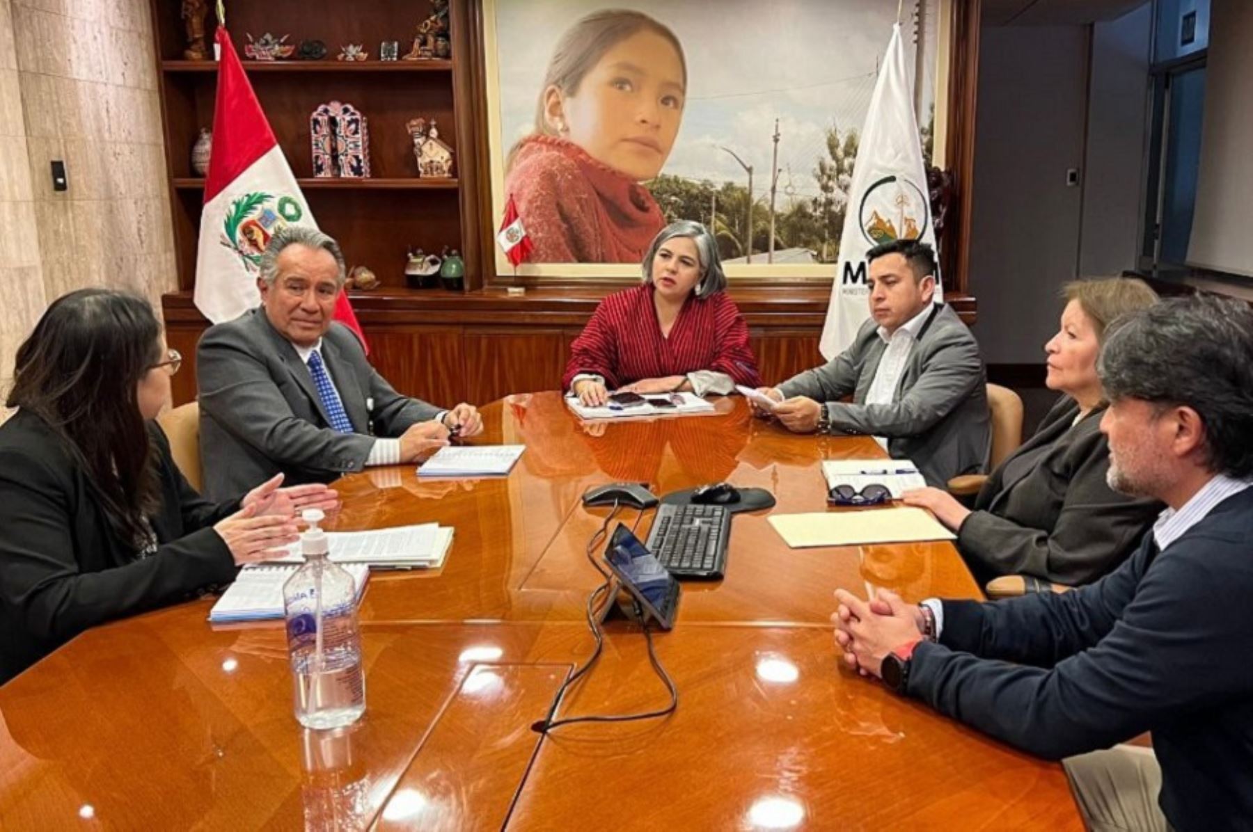 Ministra de Energía y Minas, Alessandra G. Herrera Jara, se reunió con funcionarios de Petroperú y Perupetro, para fortalecer el subsector Hidrocarburos y promover inversiones en petróleo y gas natural. Foto: Cortesía.