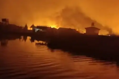 Incendio forestal en las islas flotantes de los Uros, en la región Puno. Foto: Radio Onda Azul