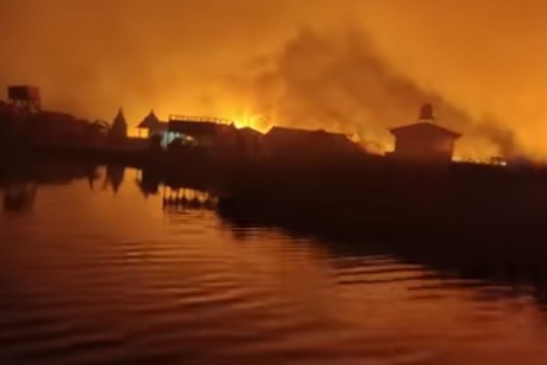 Incendio forestal en las islas flotantes de los Uros, en la región Puno. Foto: Radio Onda Azul