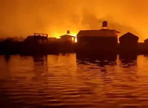 Controlan incendio forestal que afectó a las islas de los uros, en el lago Titicaca, región Puno.