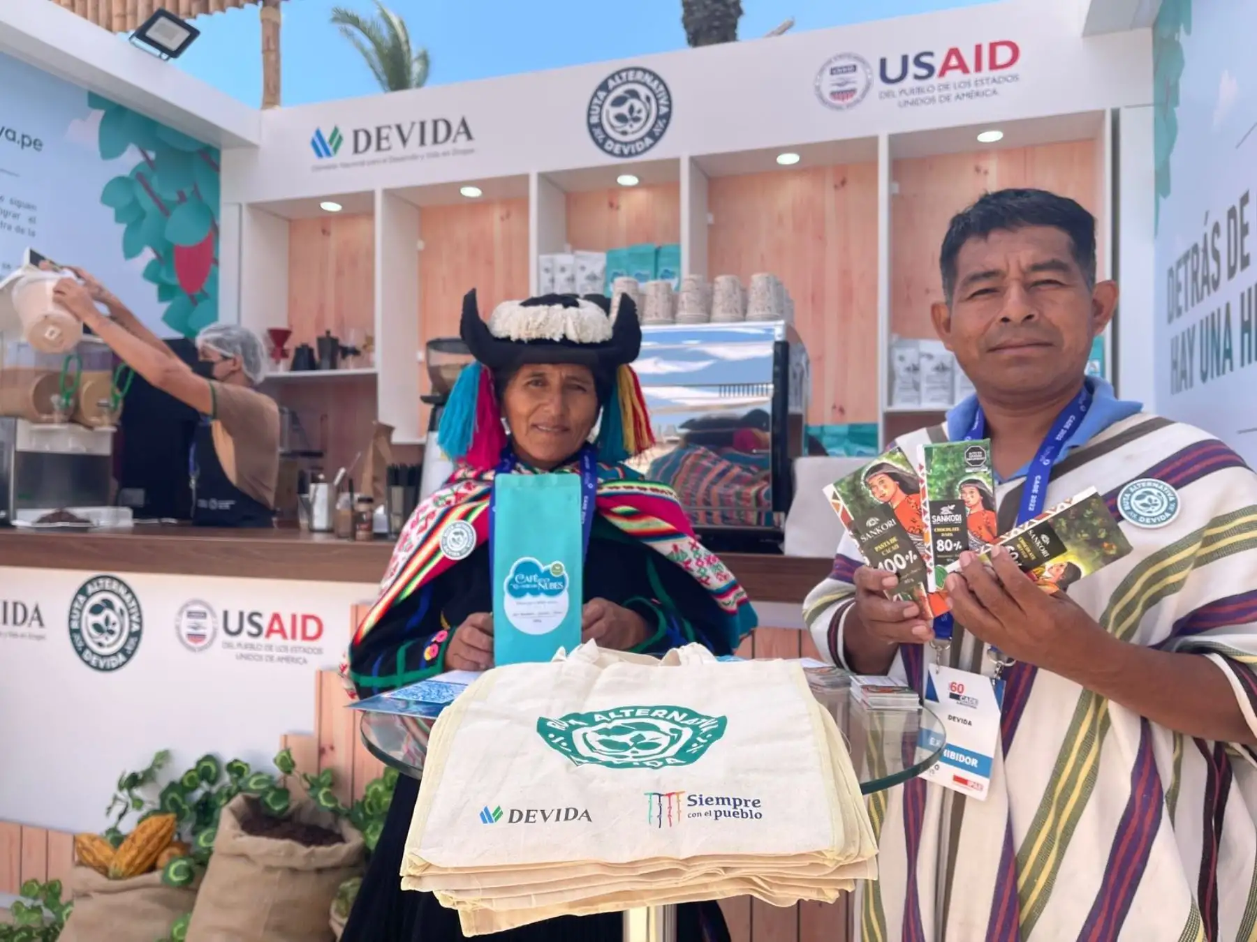 Productores de cuatro regiones promocionan sus mejores variedades de café y cacao en la Cade 2022 que se desarrolla en el balneario de Paracas, región Ica. ANDINA/Difusión