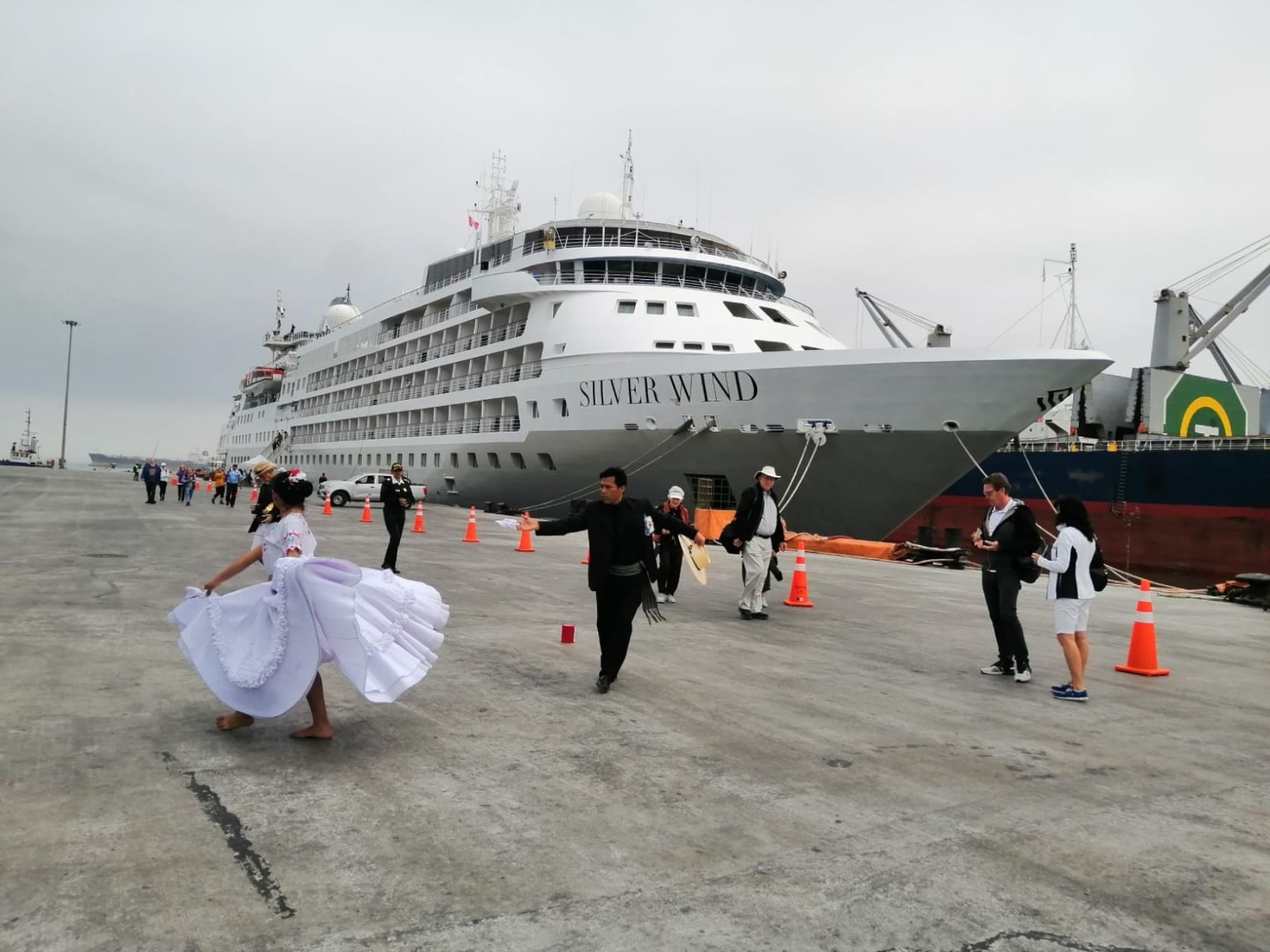 A ritmo de marinera Trujillo recibió a 151 turistas, pasajeros del crucero de lujo Silver Wind que arribó esta mañana al puerto de Salaverry. Foto: cortesía Portal Investiga.