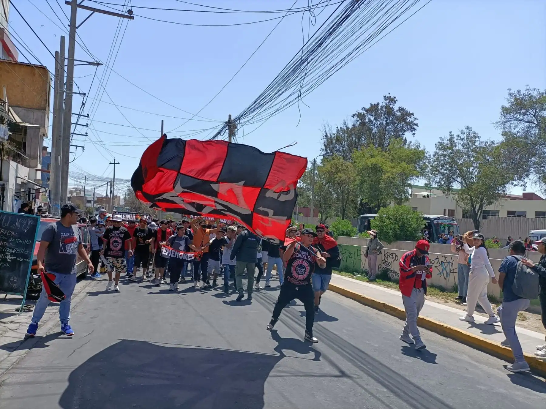 El estadio de la UNSA de Arequipa vive a esta hora un ambiente de fiesta deportiva por el encuentro FBC Melgar-Alianza Lima que disputarán el partido de ida de la final de la Liga 1. Foto: Rocío Méndez