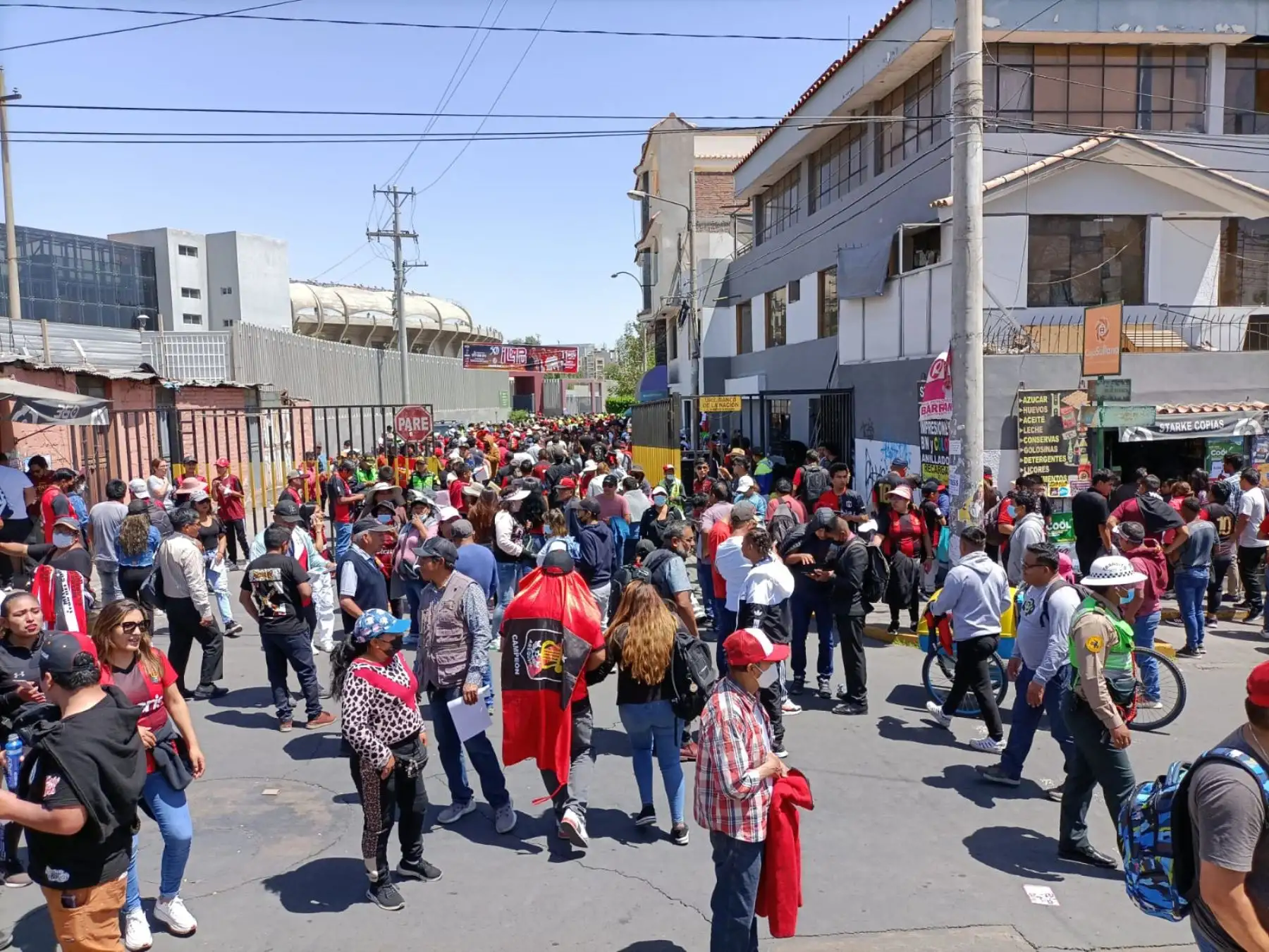 El estadio de la UNSA de Arequipa vive a esta hora un ambiente de fiesta deportiva por el encuentro FBC Melgar-Alianza Lima que disputarán el partido de ida de la final de la Liga 1. Foto: Rocío Méndez