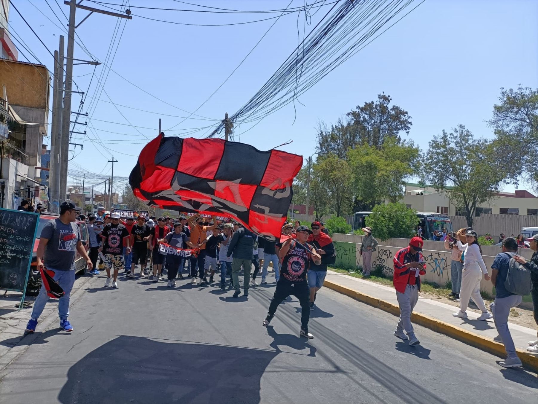 El estadio de la UNSA de Arequipa vive a esta hora un ambiente de fiesta deportiva por el encuentro FBC Melgar-Alianza Lima que disputarán el partido de ida de la final de la Liga 1. Foto: Rocío Méndez.