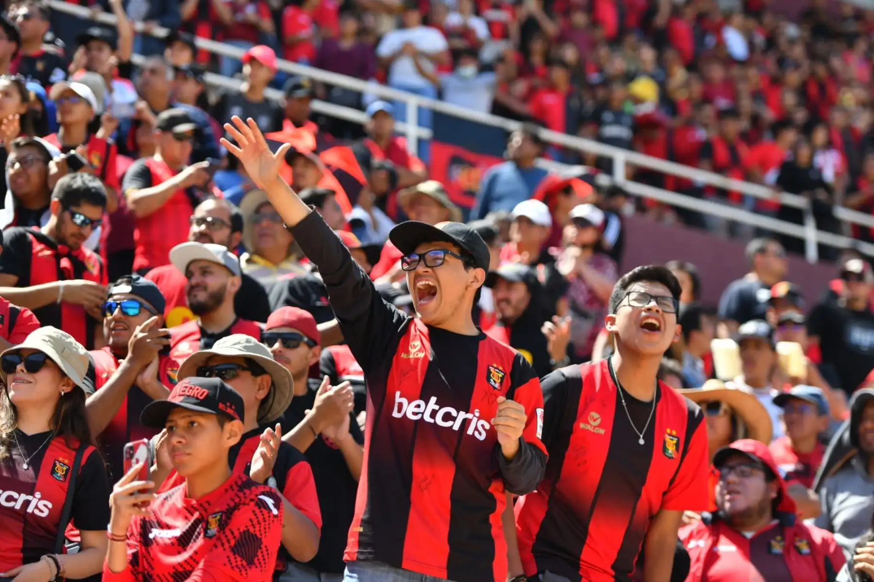 Un ambiente de fiesta deportiva se vive hoy en la ciudad de Arequipa, a menos de una hora del trascendental partido que protagonizarán los equipos de FBC Melgar y Alianza Lima por el encuentro de ida de la final de la Liga 1 que se disputará en el estadio de la UNSA. Foto: Cortesía/Diego Ramos