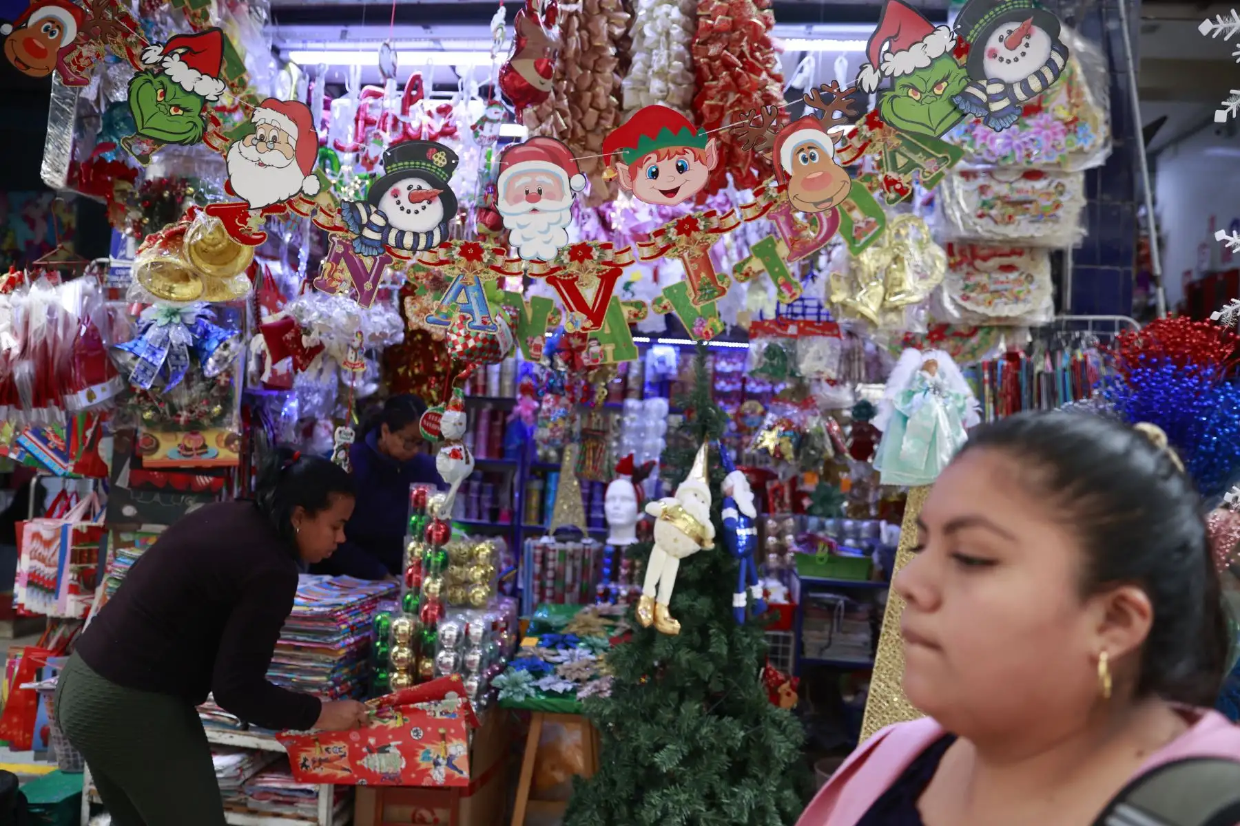 Las calles de mesa redonda se van vistiendo de navidad. Foto: ANDINA/Melina Mejía