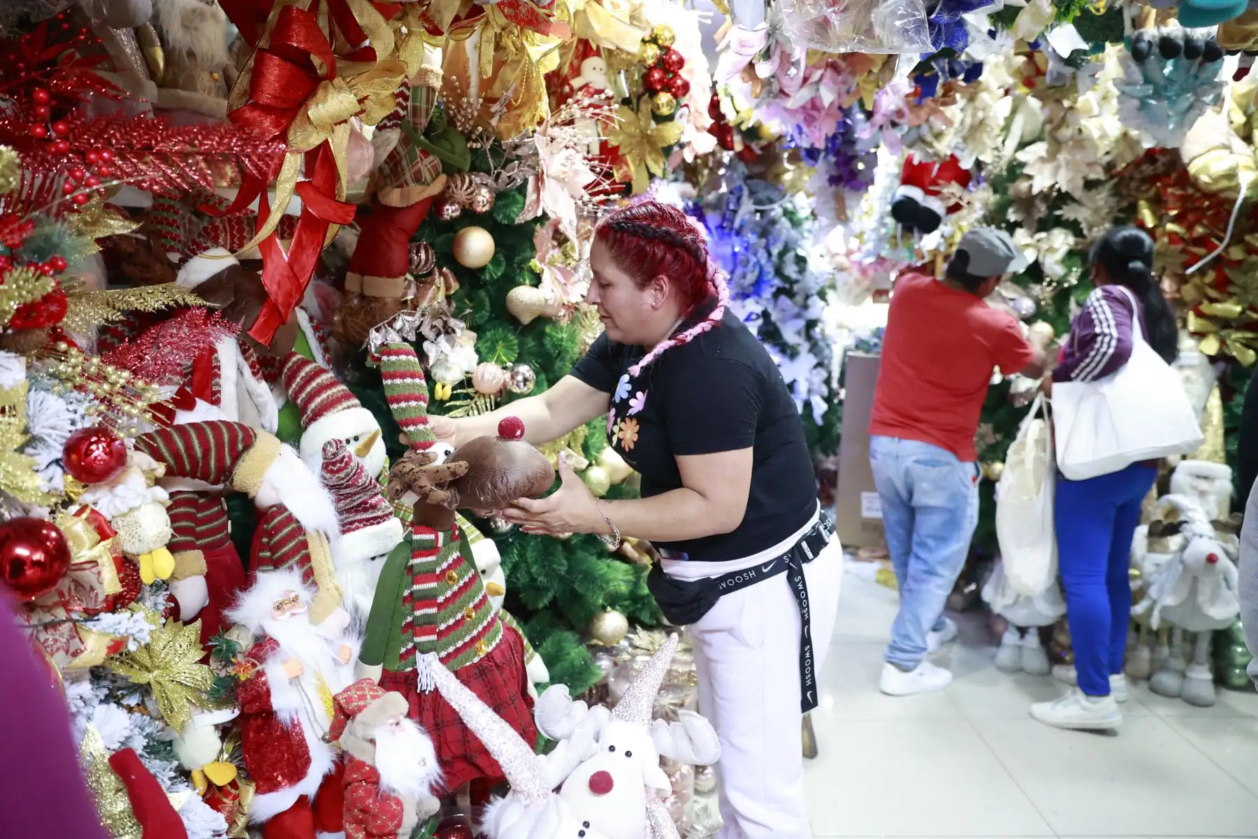 Adornos navideños tienen gran acogida por el público. Foto: ANDINA/Melina Mejía
