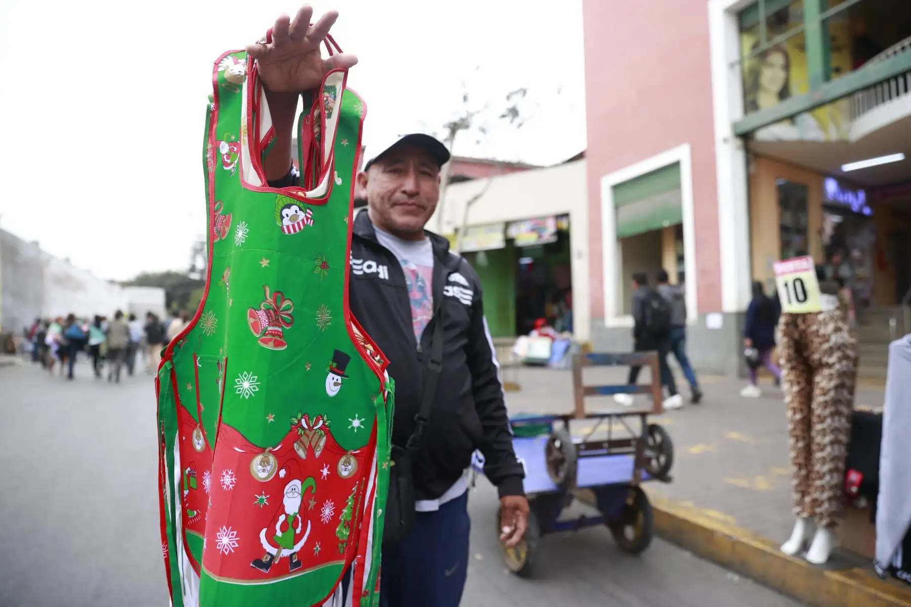 Las ventas ambulantes ofrecen desde adornos hasta lindos mandiles con decoraciones navideñas. Foto: ANDINA/Melina Mejía