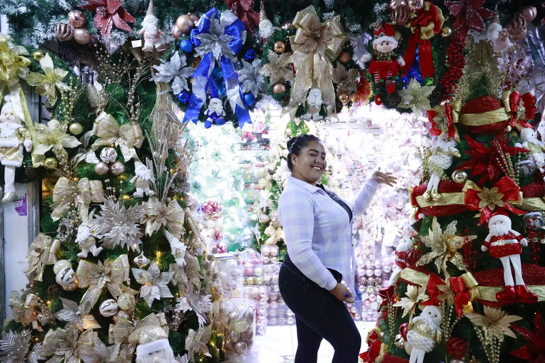 Las galerías de mesa redonda cuentan con gran variedad de arboles y adornos navideños. Foto: ANDINA/Melina Mejía
