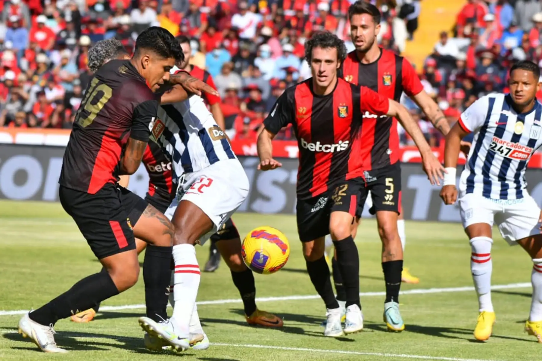 Melgar y Alianza Lima se enfrentan en la primera final de la Liga 1 en el estadio Monumental de la UNSA en Arequipa.

Foto:Cortesía Diego Ramos