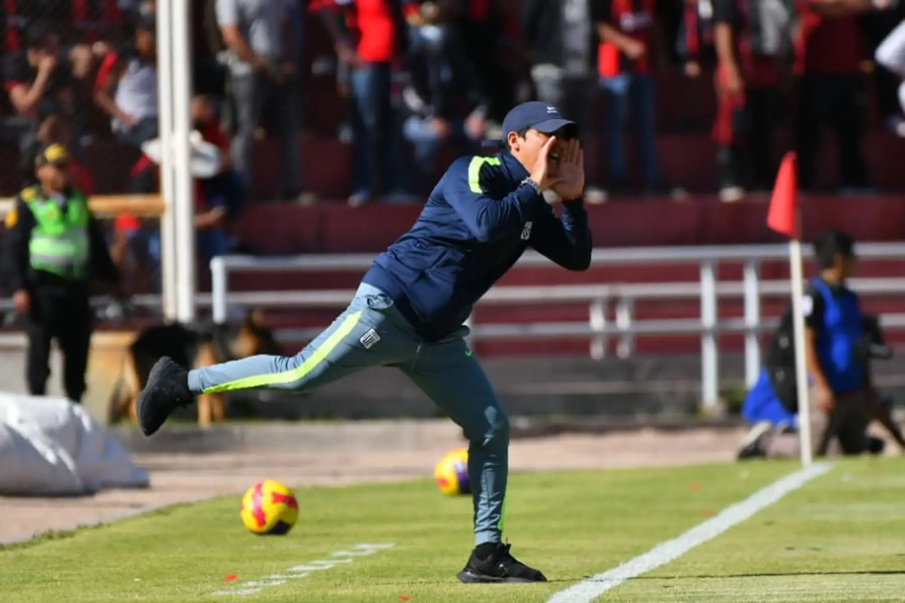 Melgar y Alianza Lima se enfrentan en la primera final de la Liga 1 en el estadio Monumental de la UNSA en Arequipa.

Foto:Cortesía Diego Ramos