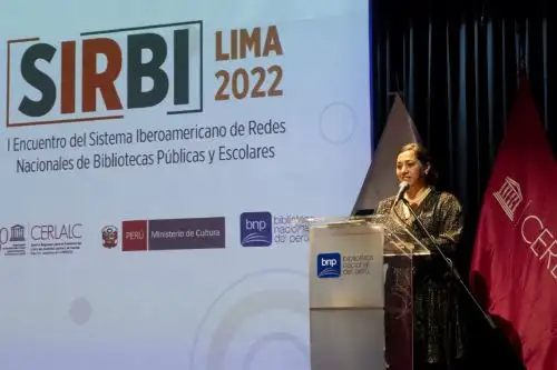 La jefa institucional de la BNP, Fabiola Vergara, interviene en la inauguración del primer encuentro iberoamericano de bibliotecas. Foto: BNP/Difusión.