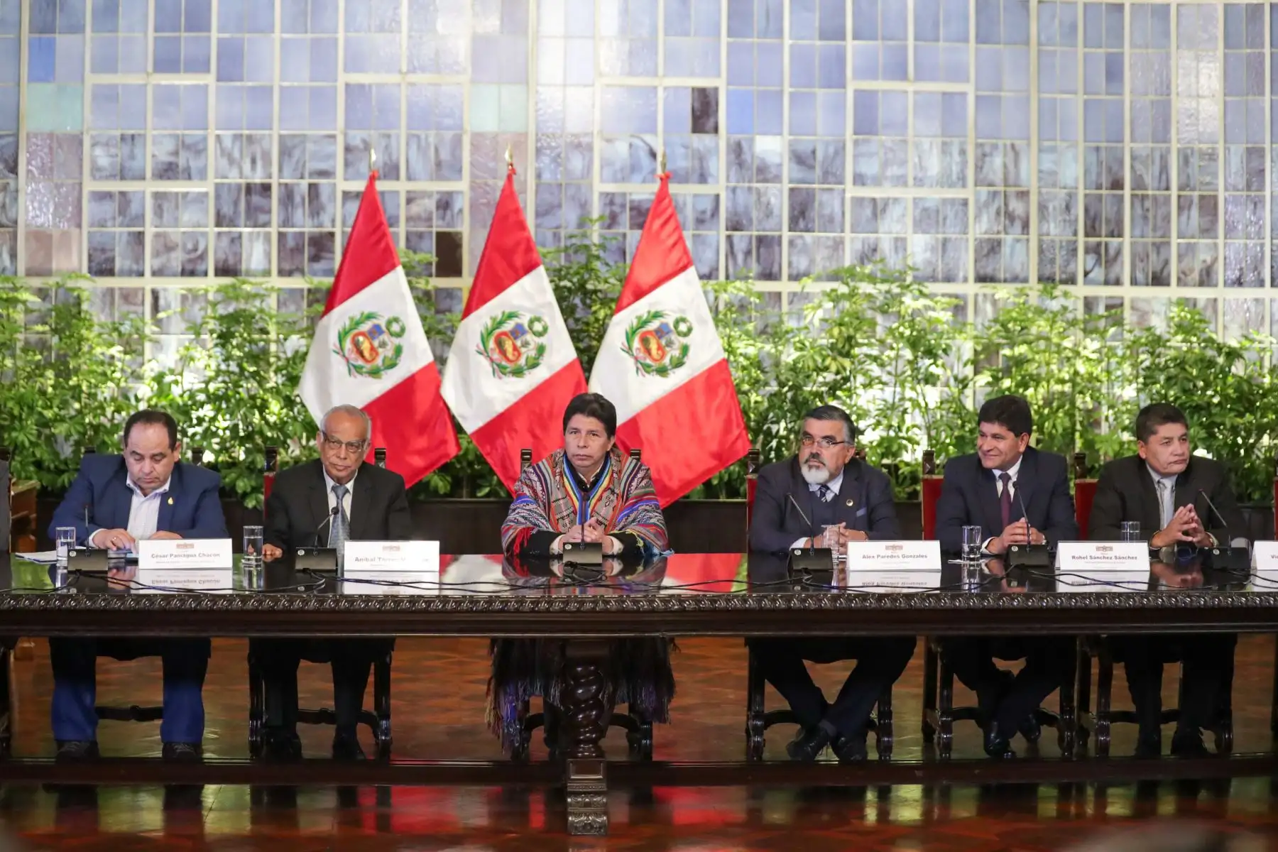 En Palacio de Gobierno, el premier Aníbal Torres, junto con ministros de Estado, acompañan al presidente Pedro Castillo en el encuentro con alcaldes electos de la región Arequipa.

Foto:ANDINA/PCM