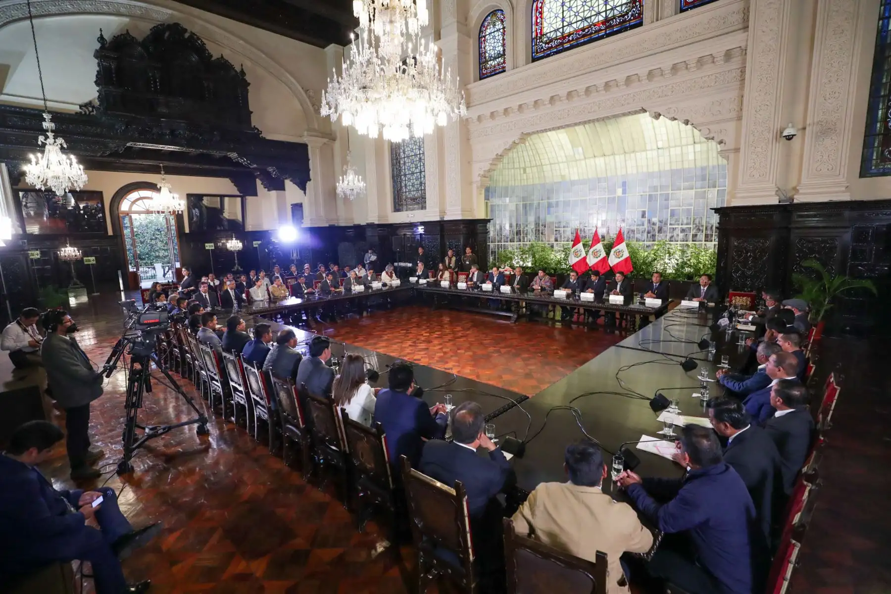 En Palacio de Gobierno, el premier Aníbal Torres, junto con ministros de Estado, acompañan al presidente Pedro Castillo en el encuentro con alcaldes electos de la región Arequipa.

Foto:ANDINA/PCM