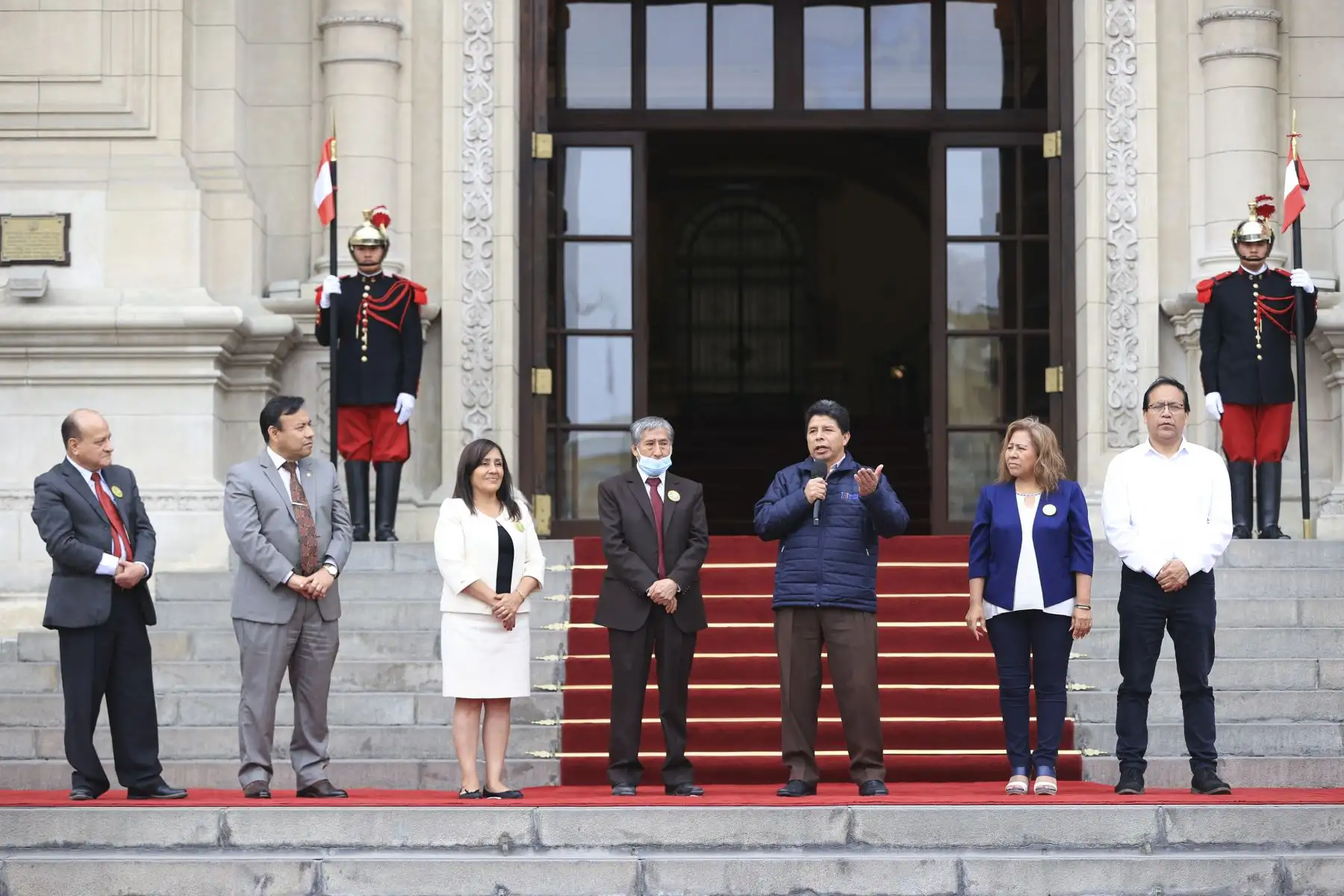 Presidente Pedro Castillo sostuvo reunión con dirigentes de la Confederación Nacional de Trabajadores Estatales y Coordinadora Nacional de Micro Empresarios Estatales del Perú.

Foto: ANDINA/Presidencia