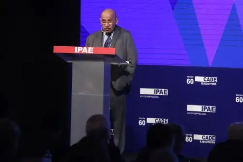 Ministro de Economía y Finanzas, Kurt Burneo en su exposición en el CADE 2022. ANDINA/Vidal Tarqui