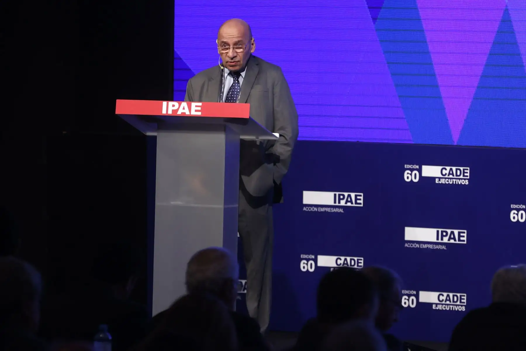 Ministro de Economía y Finanzas, Kurt Burneo en su exposición en el CADE 2022. ANDINA/Vidal Tarqui
