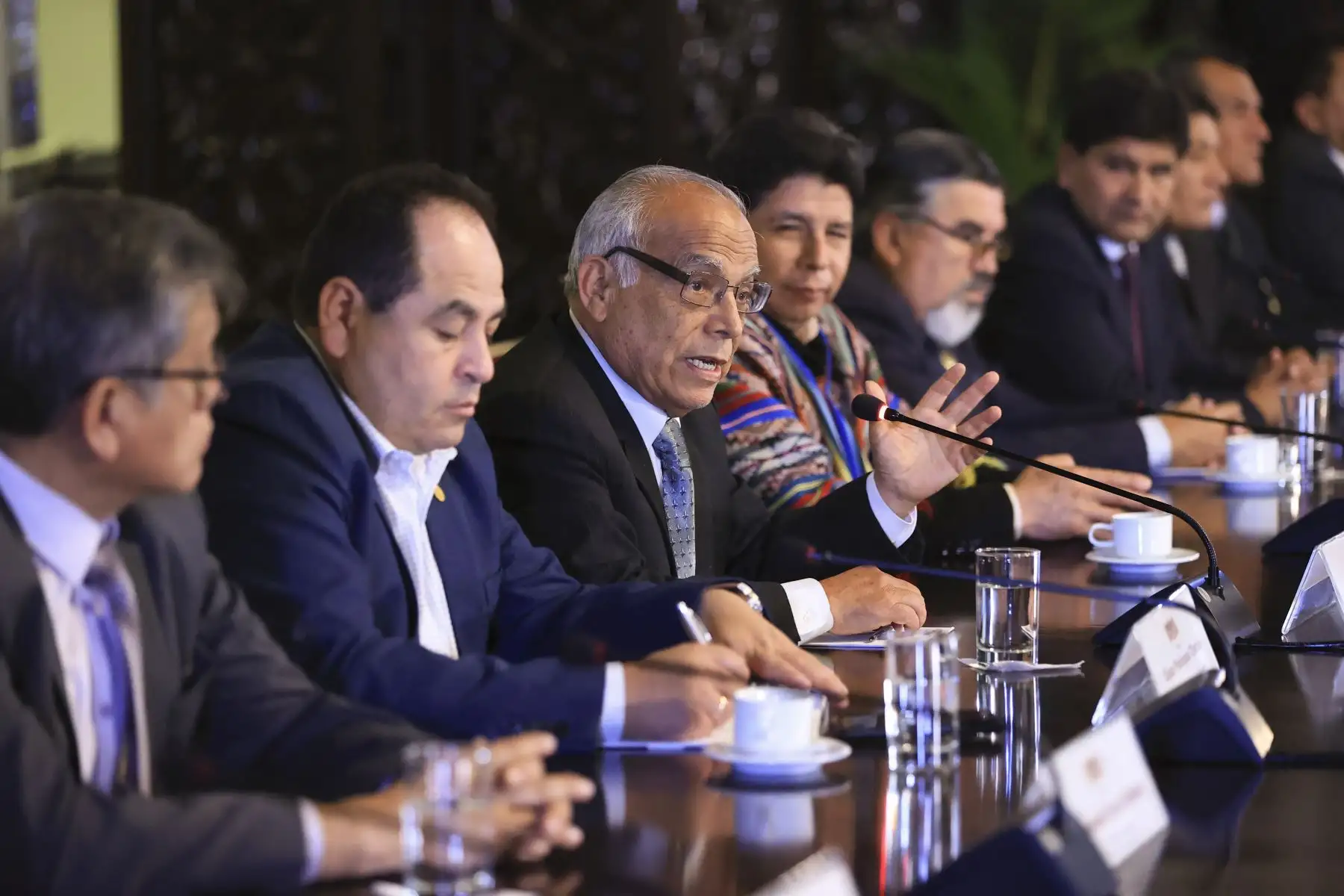 Presidente de la República, Pedro Castillo, sostuvo encuentro con ministros de Estado y alcaldes electos de la región Arequipa

Foto: ANDINA/Presidencia