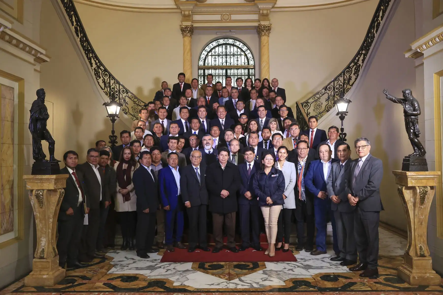 Presidente de la República, Pedro Castillo, sostuvo encuentro con ministros de Estado y alcaldes electos de la región Arequipa

Foto: ANDINA/Presidencia