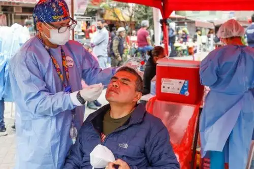 El Minsa recomienda completar las dosis de vacunas correspondientes a su edad para disminuir el riesgo de desarrollar cuadros graves de covid-19.