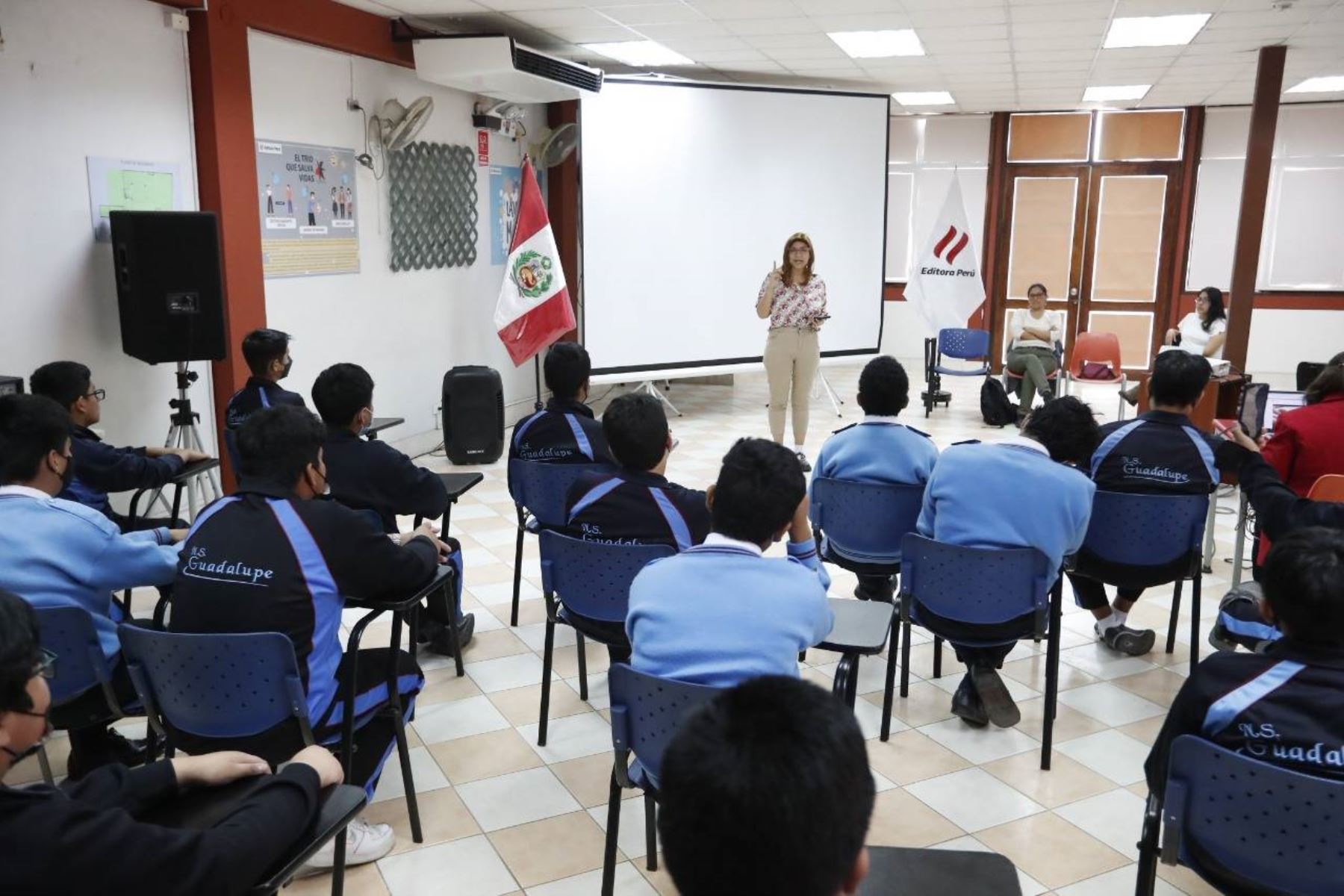 Escolares del club de periodismos del colegio Guadalupe visitan la Agencia Andina y el Diario Oficial El Peruano.