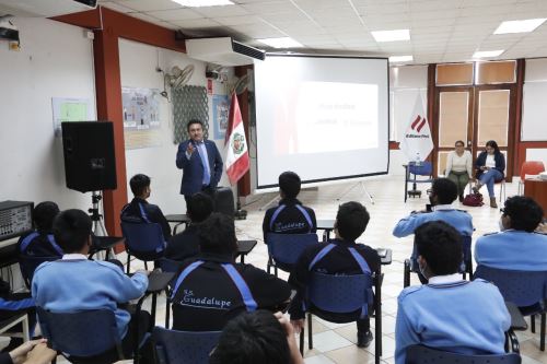 Escolares del club de periodismos del colegio Guadalupe visitan la Agencia Andina y el Diario Oficial El Peruano.