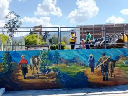 Con coloridos murales embellecen el complejo turístico Baños del Inca, uno de los principales atractivos de la ciudad de Cajamarca. Foto: Eduard Lozano