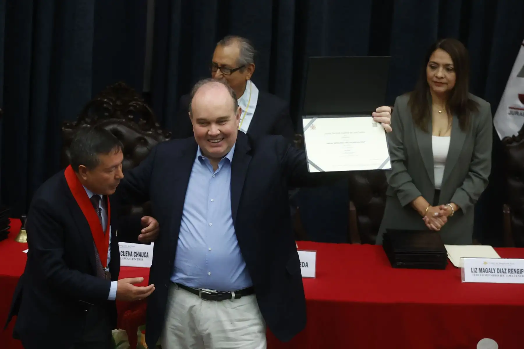 El Jurado Electoral Especial entrega las credenciales como alcalde de Lima a Rafael López Aliaga en el Colegio de Abogados de Lima. Foto: ANDINA/ Vidal Tarqui