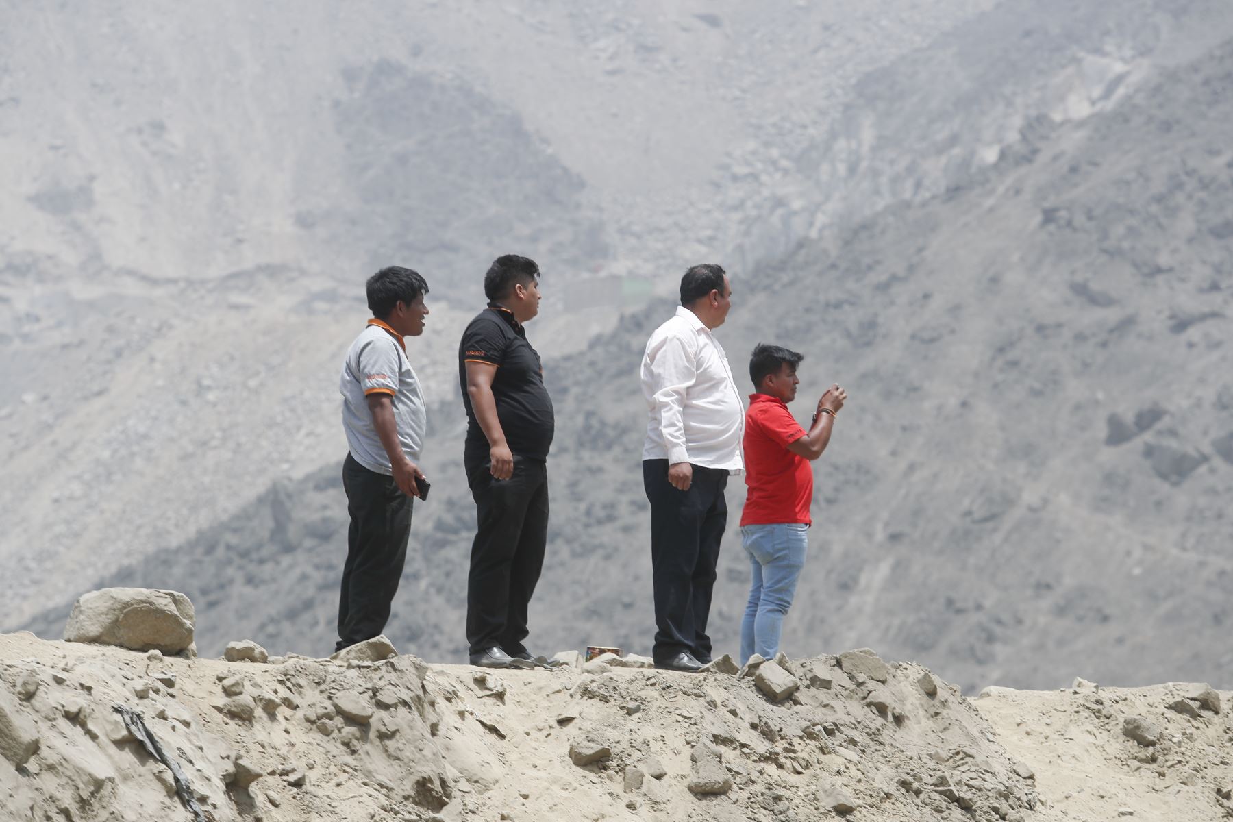 Desde este viernes, los distritos de Comas y San Juan de Lurigancho estarán unidos a través la vía Pasamayito en 30 minutos. El alcalde de Lima, Miguel Romero Sotelo, acompañado de las autoridades de SJL y Comas, llegaron al cruce de la avenida Revolución y la calle Julio C. Tello para realizar el respectivo corte de cinta inaugural. Foto: ANDINA/Renato Pajuelo