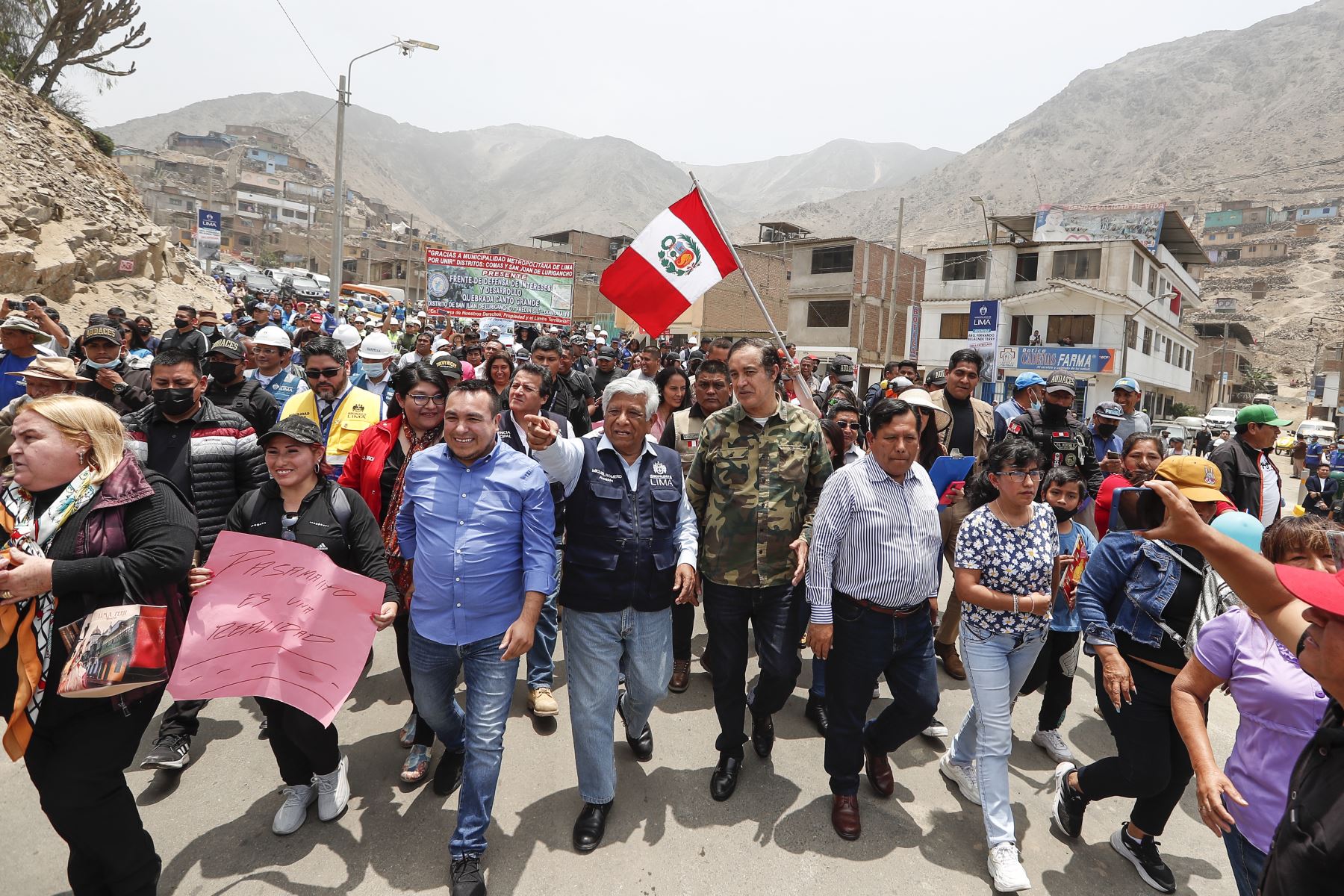 Desde este viernes, los distritos de Comas y San Juan de Lurigancho estarán unidos a través la vía Pasamayito en 30 minutos. El alcalde de Lima, Miguel Romero Sotelo, acompañado de las autoridades de SJL y Comas, llegaron al cruce de la avenida Revolución y la calle Julio C. Tello para realizar el respectivo corte de cinta inaugural. Foto: ANDINA/Renato Pajuelo