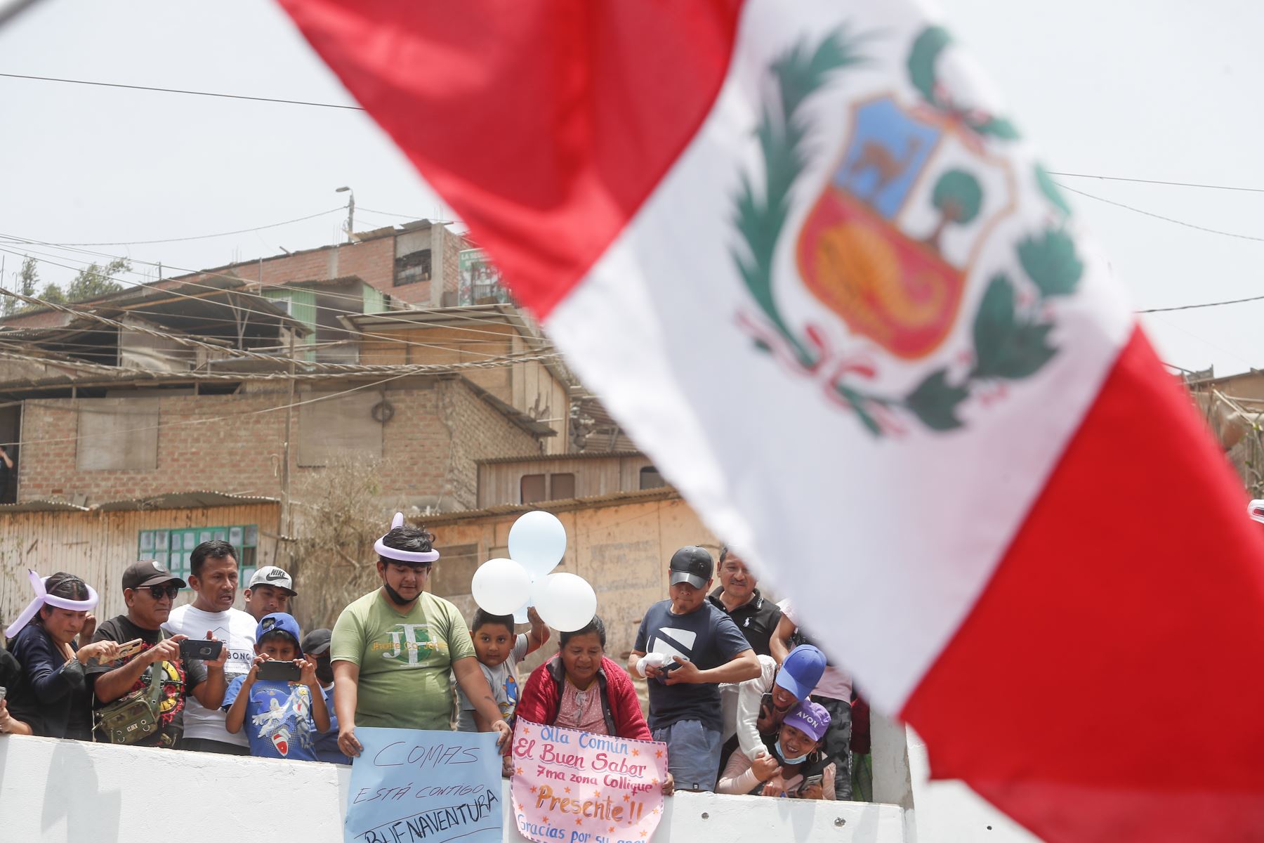 Desde este viernes, los distritos de Comas y San Juan de Lurigancho estarán unidos a través la vía Pasamayito en 30 minutos. El alcalde de Lima, Miguel Romero Sotelo, acompañado de las autoridades de SJL y Comas, llegaron al cruce de la avenida Revolución y la calle Julio C. Tello para realizar el respectivo corte de cinta inaugural. Foto: ANDINA/Renato Pajuelo