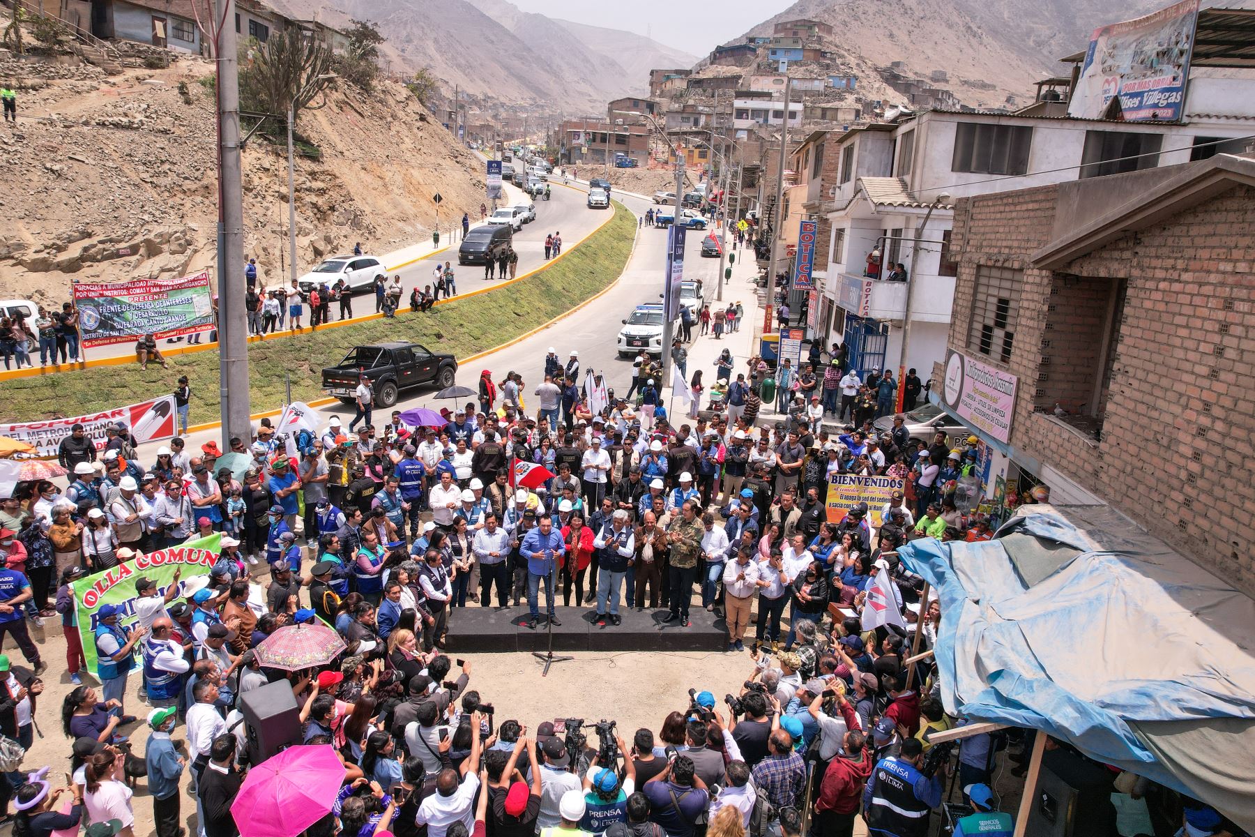 Desde este viernes, los distritos de Comas y San Juan de Lurigancho estarán unidos a través la vía Pasamayito en 30 minutos. El alcalde de Lima, Miguel Romero Sotelo, acompañado de las autoridades de SJL y Comas, llegaron al cruce de la avenida Revolución y la calle Julio C. Tello para realizar el respectivo corte de cinta inaugural. Foto: ANDINA/Renato Pajuelo