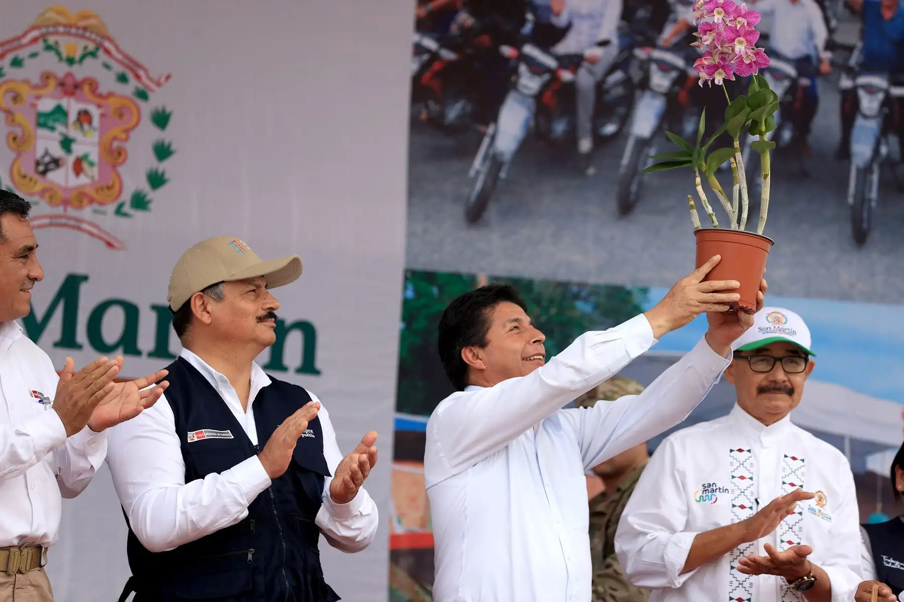 Presidente Castillo en Moyobamba, entrega cheque al beneficiario 200 000 de FertiAbono; tres ambulancias a la DIRESA San Martín; y 15 camionetas, 45 motocicletas y 3 deslizadores a las rondas campesinas.

Foto: ANDINA/Prensa Presidencia