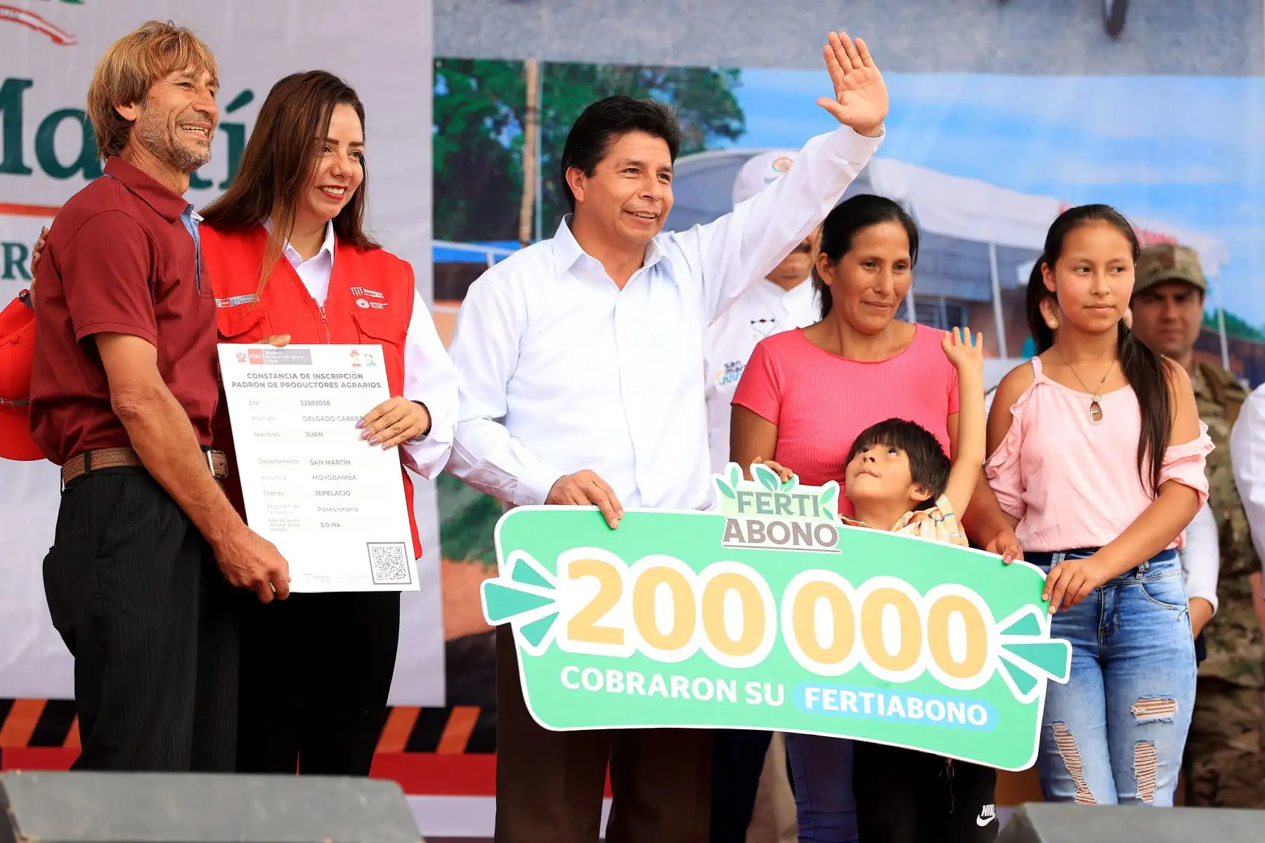 Presidente Castillo en Moyobamba, entrega cheque al beneficiario 200 000 de FertiAbono; tres ambulancias a la DIRESA San Martín; y 15 camionetas, 45 motocicletas y 3 deslizadores a las rondas campesinas.

Foto: ANDINA/Prensa Presidencia