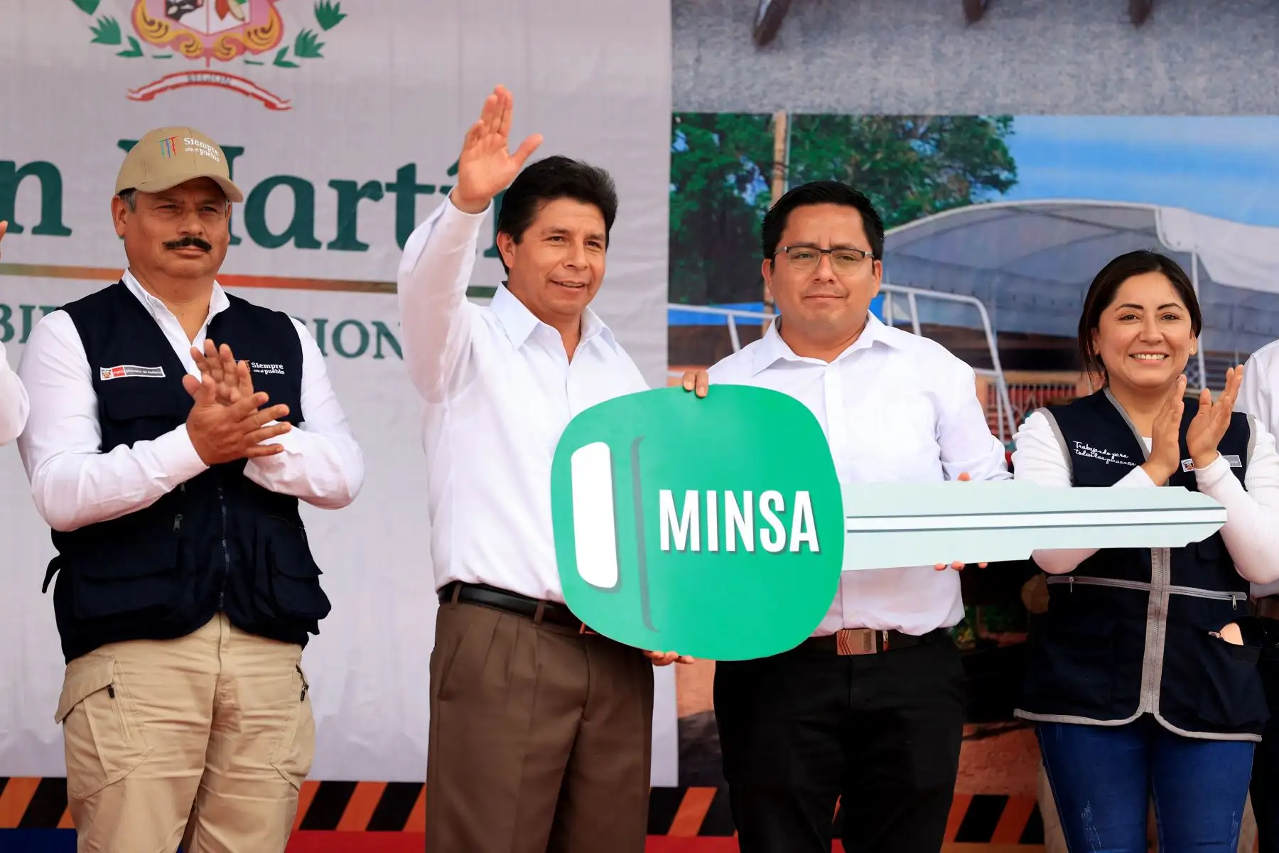 Presidente Castillo en Moyobamba, entrega cheque al beneficiario 200 000 de FertiAbono; tres ambulancias a la DIRESA San Martín; y 15 camionetas, 45 motocicletas y 3 deslizadores a las rondas campesinas.

Foto: ANDINA/Prensa Presidencia