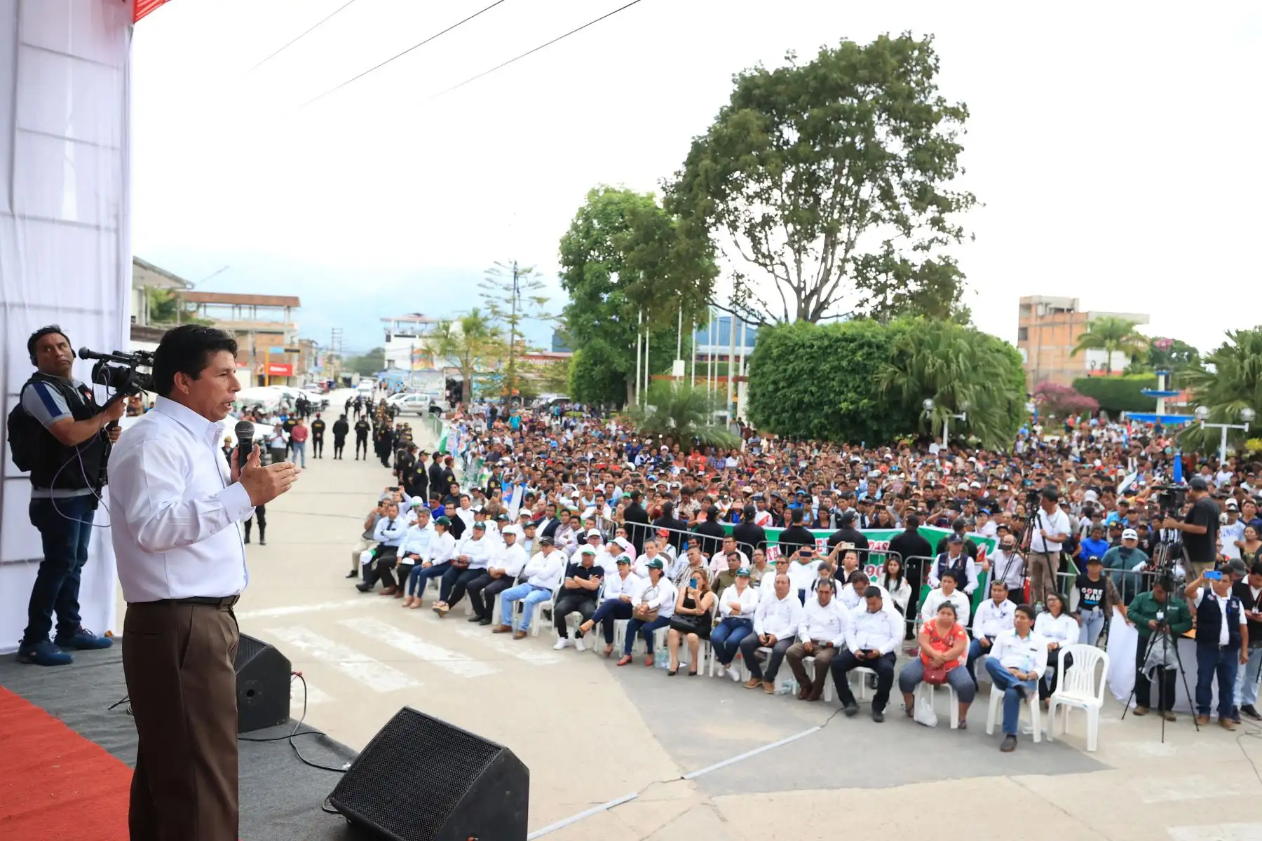 Presidente Castillo en Moyobamba, entrega cheque al beneficiario 200 000 de FertiAbono; tres ambulancias a la DIRESA San Martín; y 15 camionetas, 45 motocicletas y 3 deslizadores a las rondas campesinas.

Foto: ANDINA/Prensa Presidencia