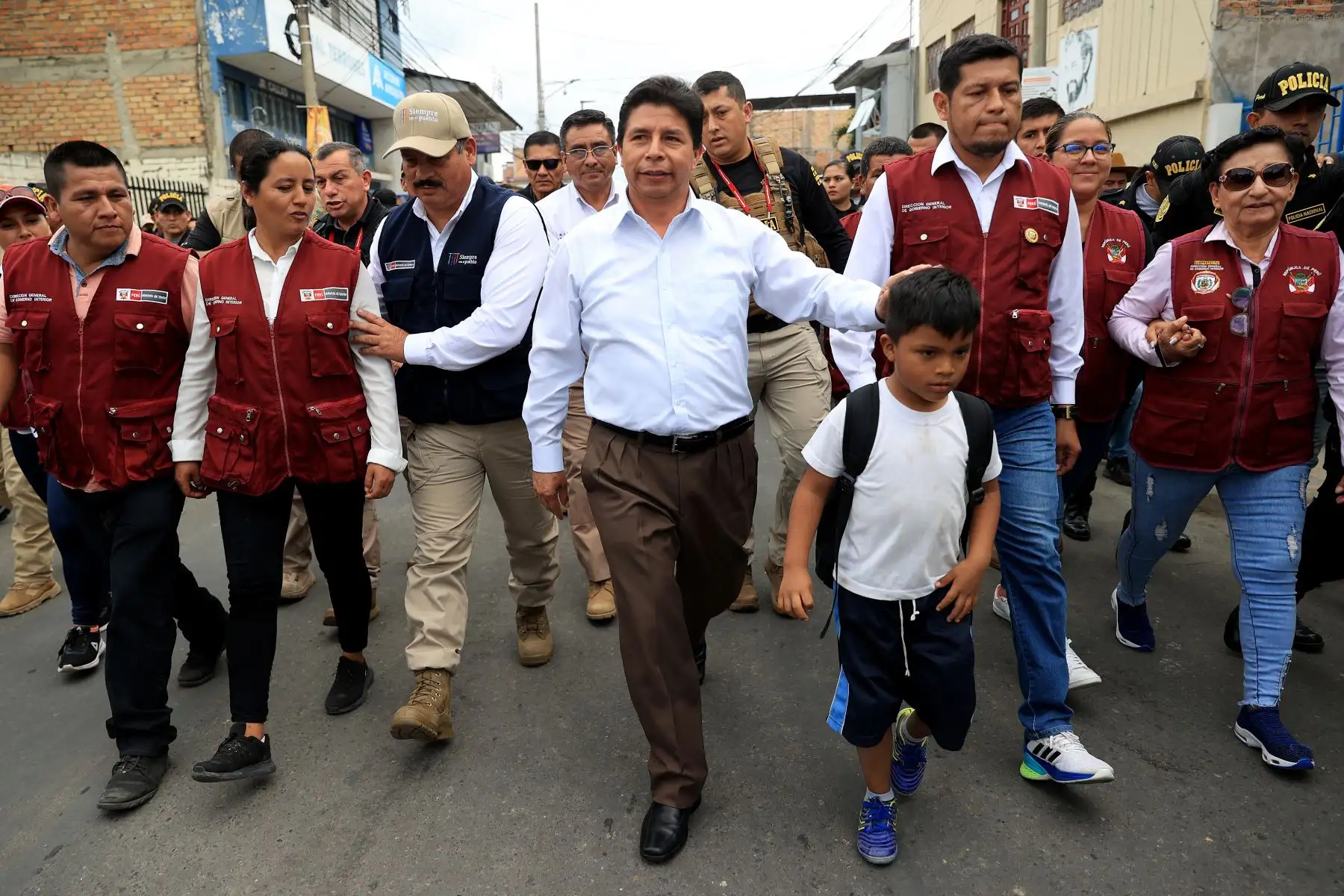 Presidente Castillo en Moyobamba, entrega cheque al beneficiario 200 000 de FertiAbono; tres ambulancias a la DIRESA San Martín; y 15 camionetas, 45 motocicletas y 3 deslizadores a las rondas campesinas.

Foto: ANDINA/Prensa Presidencia
